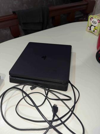 Продам PlayStation 4 slim