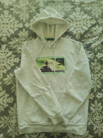 Продам белую толстовку. Купите пожалуйста сегодня