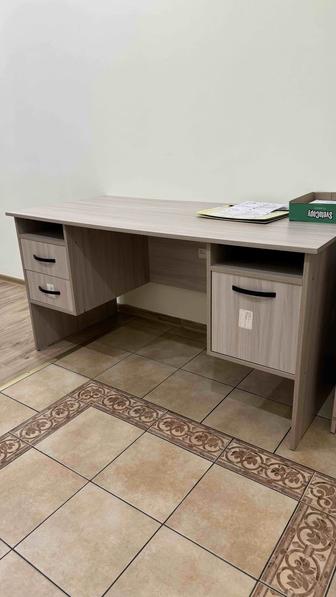 Продаем 2 стола и 3 кресла