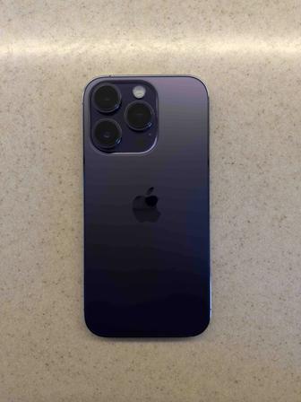 iPhone 14 Pro и наушники Airpods Pro 2