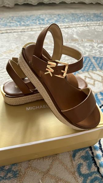 Сандали от бренда MICHAEL KORS