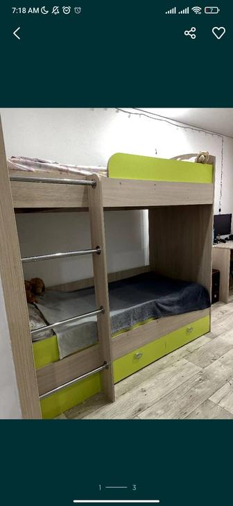 Продам двухъярусную кровать и стол письменный
