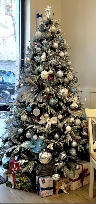 Елка с игрушками