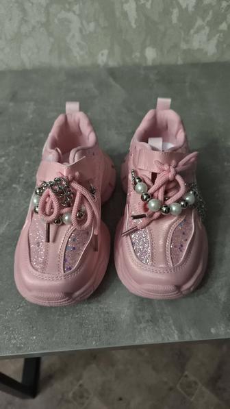 Продам детские кроссовки