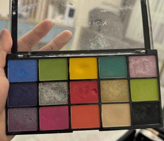 Палетка теней Makeup Revolution Reloaded (Для ярких макияжей и грима)