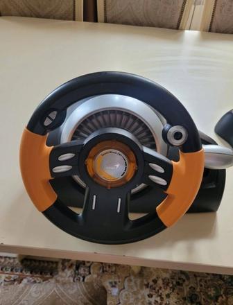 Игровой руль под маркой Genius.Нормальный руль если вы покупаете его в перв