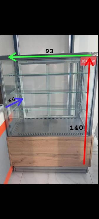 Кондитерская витрина