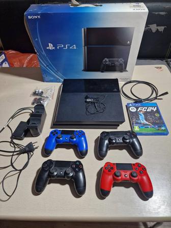 PlayStation 4 Fat, 500 Gb, 4 оригинальных джойстика и зарядка, диск FC 24