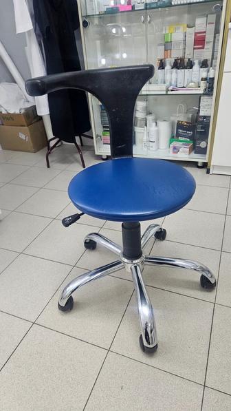 Стул на колесиках