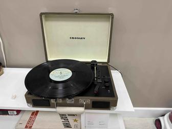 Проигрыватель грампластинок Crosley Cruiser Deluxe и 9 пластинок