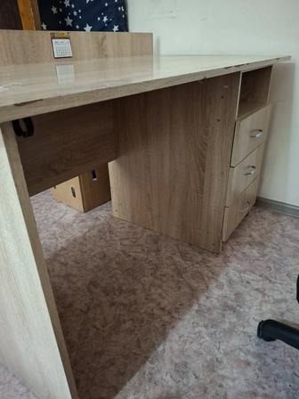Столы офисные и комод