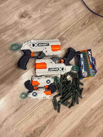 Набор игрушечных пистолетов