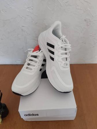 Продам новые кроссовки Adidas