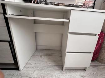 Продам столик с выдвижными ящиками рабочий
