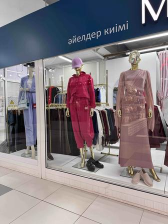 Продам стеллаж, манекены, стол и зеркало (оборудование для магазина одежды)