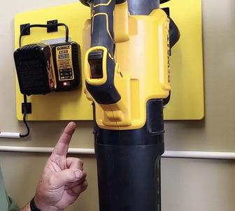 Крепление на стену для аккумуляторной воздуходувки Dewalt
