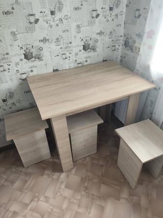 Продается стол кухонный со стульями