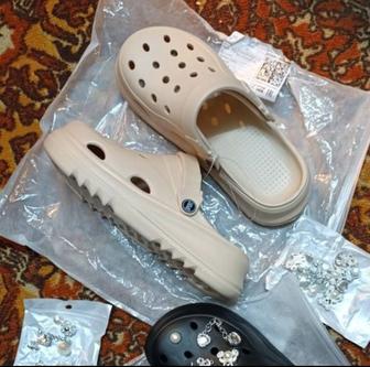 Бежевые тапки как кроксы с клипсами в наборе