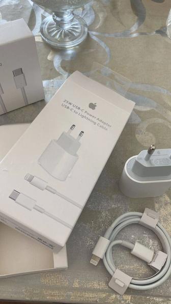 Продам оригинальную зарядку на Айфон