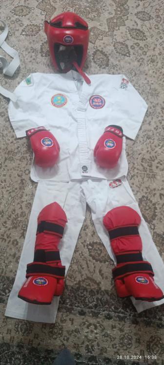 Кимоно для тхэквондо,шлем и перчатки,на коленники