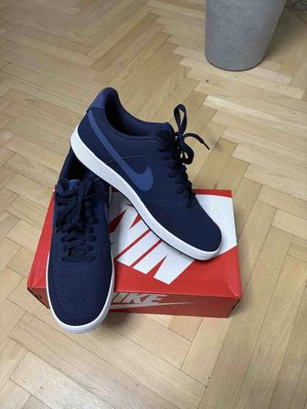 Продам кроссовки Nike оригинал брал в США кожаные.
