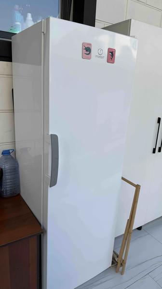 Indesit морозильник
