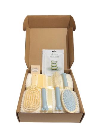 Подарочный бокс. 2 полотенца, расчески, мамочки, рисовое мыло