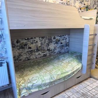 Продам двухъярусную кровать с матрасами