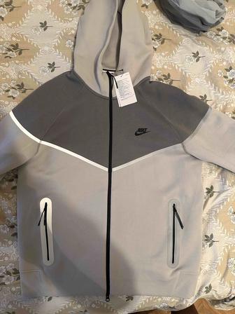 Продам Nike tech fleece