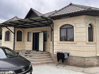 Бригада из Узбекистана выполняет фасадные работы травертин и термопанель