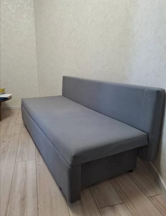 Серый диван в хорошем состоянии