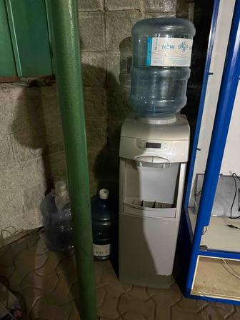 Диспенсер для воды с 3 штук бутылями