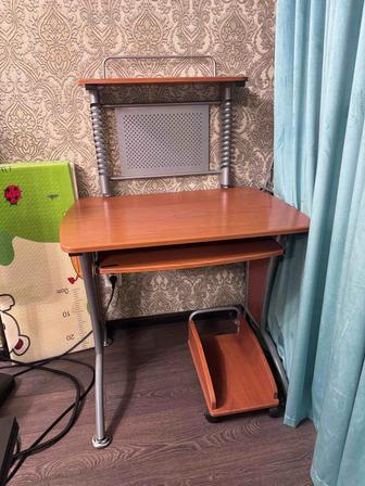 Продам компьютерный стол