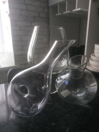 Большой бокал и два графина