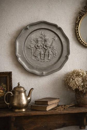 Европейская оловянная тарелка с рельефом Винтаж 1950 гг.
Декоративная