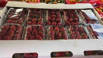 Клубника есть сочный сладкий вкусный