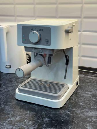 Кофемашина кофеварка рожковая DeLonghi EC235