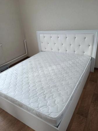 Продам двухспальную кровать с матрасом