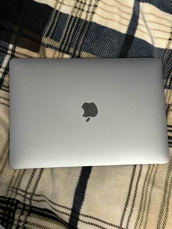 Продаю MacBook Air (2020, M1, 8/256 ГБ)