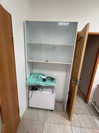 Продам шкаф со стеклом, закрывающий на замок