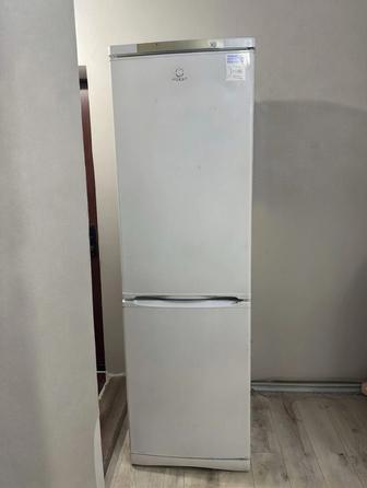 Холодильник Indesit