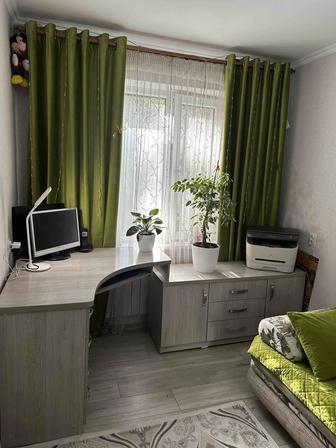 Мебель б/у стол и диван