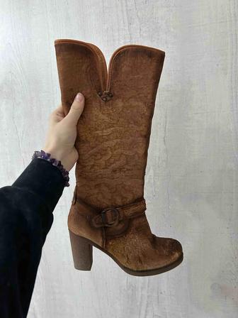 Высокие коричневые кожаные сапоги с каблуком.