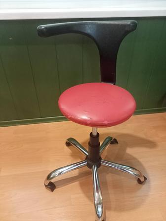 Продам стул на колёсиках