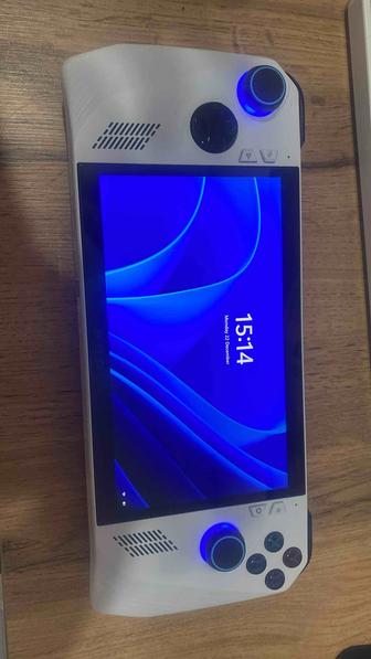 Портативная приставка Asus Rog Ally