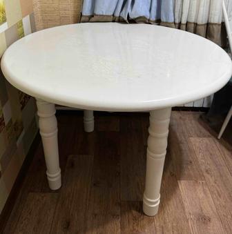 Круглый белый стол