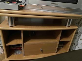 Столик под телевизор на колесиках