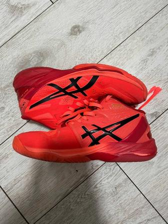Продам оригинальные кроссовки ASICS