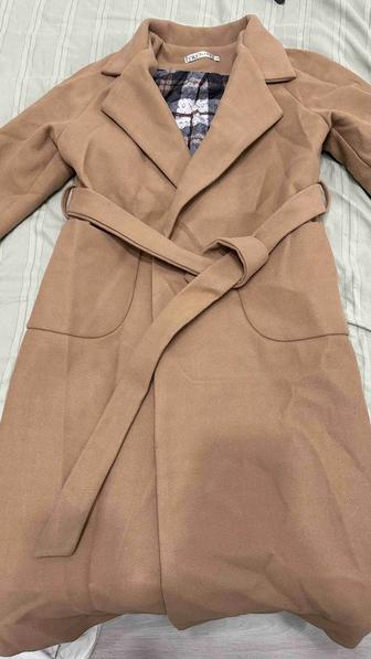 Пальто бежевое