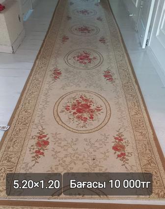 Бұрын қолданыста болған әр түрлі размерде кілемдер сатылады